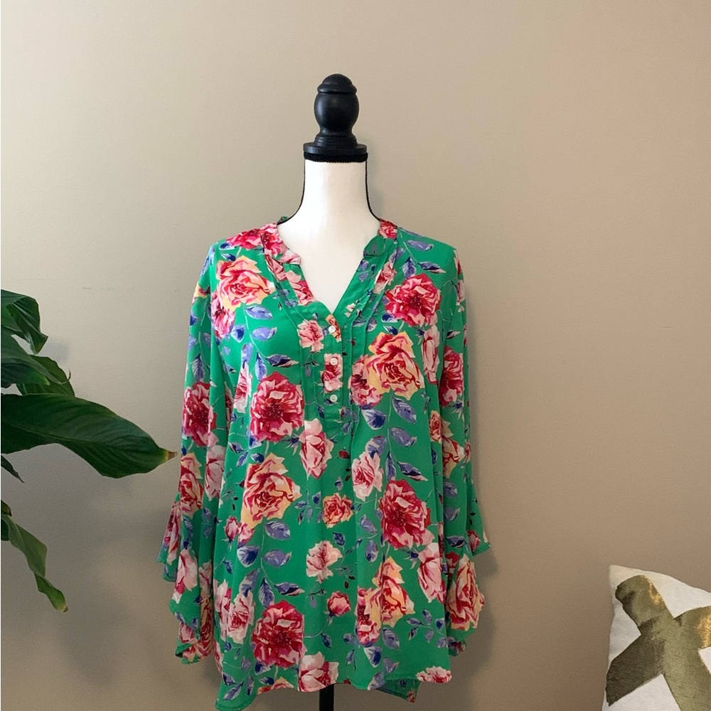 D O N A T E D 
Pioneer Women Floral Green Blouse size XL EUC B60
